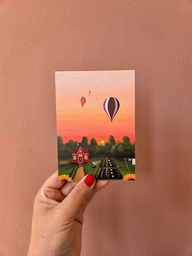 Een illustratie van een huisje met een moestuin op een A6 ansichtkaart.