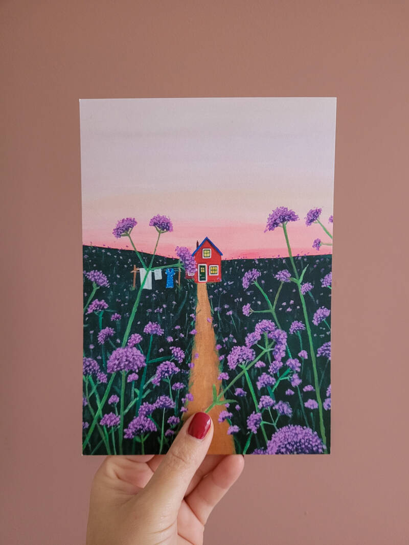 Een illustratie van een klein huisje tussen paarse verbena bloemenvelden op een A5 print.