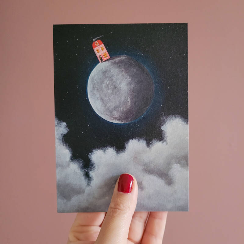 Een illustratie van een klein huisje op de maan op een A6 ansichtkaart.