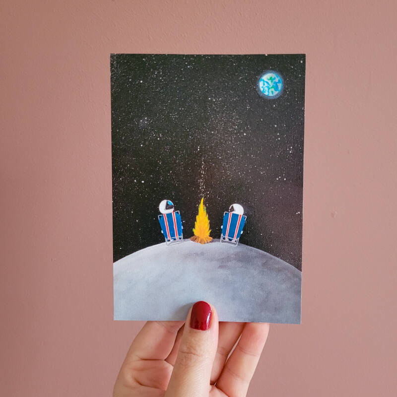 Een illustratie van astronauten op een A6 ansichtkaart.