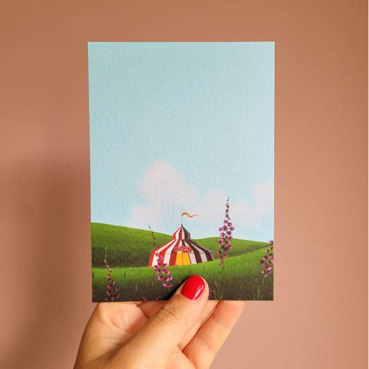 Een illustratie van een circus op een A6 ansichtkaart.