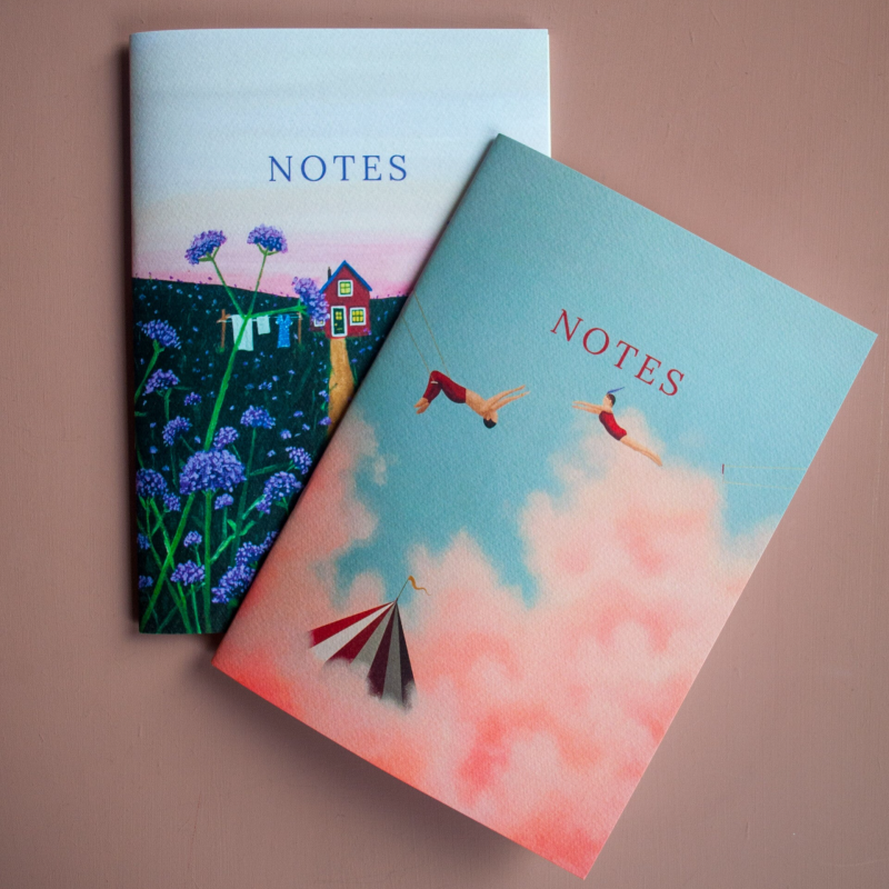 Een illustratie van een set A5 notitieboekjes met afbeeldingen van een trapeze en verbena bloemen.