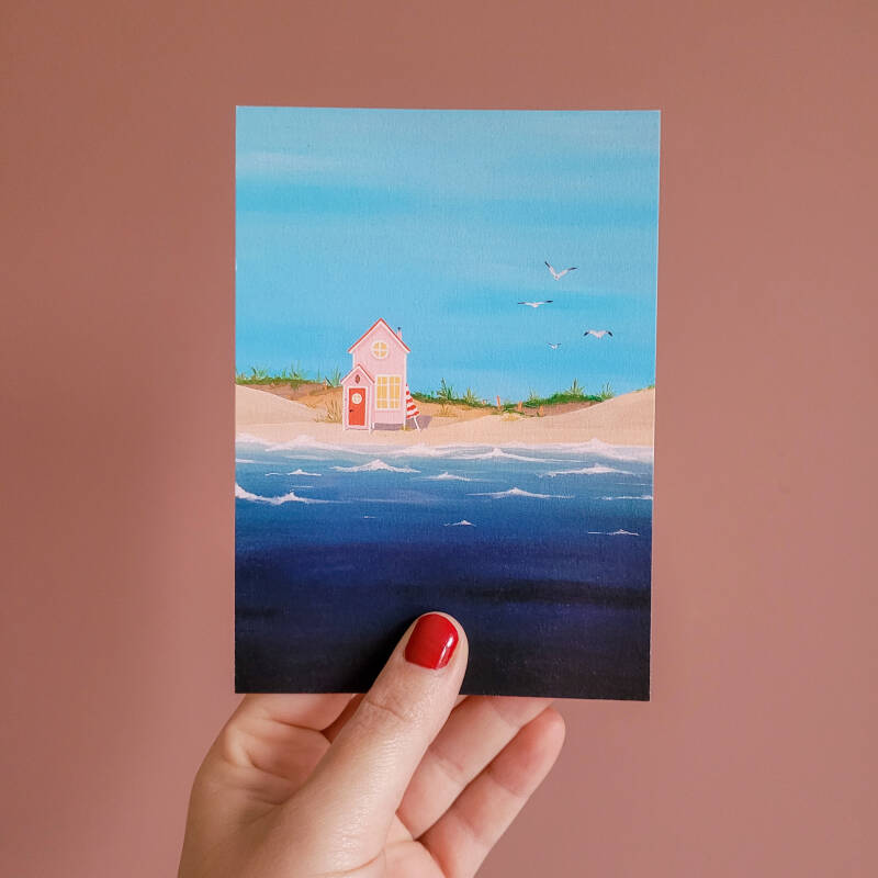 Een illustratie van een strandhuisje op een A6 ansichtkaart.