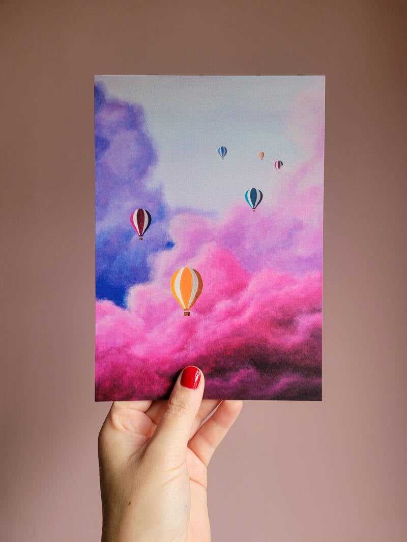 Een illustratie van kleurrijke luchtballonnen in de lucht op een A5 print.