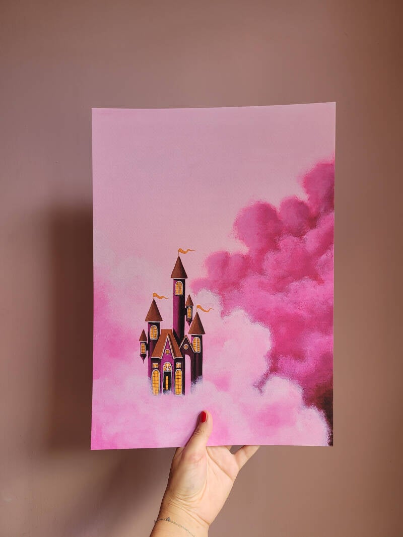 Een illustratie van een roze luchtkasteel omringd door vrolijke bloemen op een A3 print.