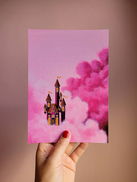 Een illustratie van een roze luchtkasteel omringd door paarse en roze wolken op een A5 print.