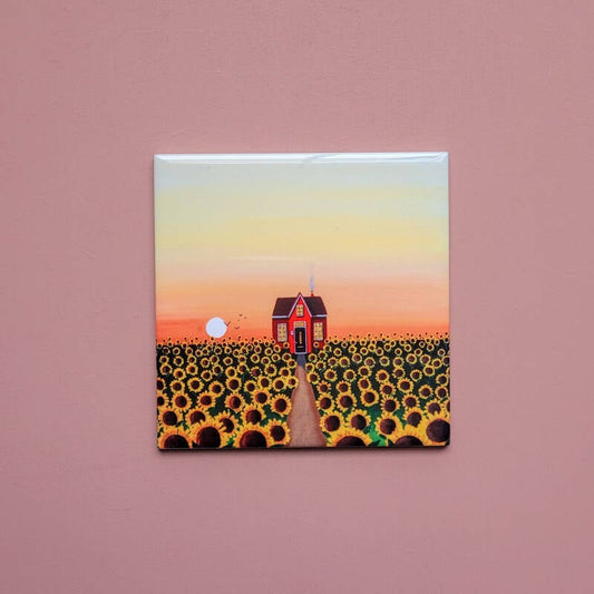 Een illustratie van zonnebloemen op een keramisch tegeltje van 10 x 10 cm.