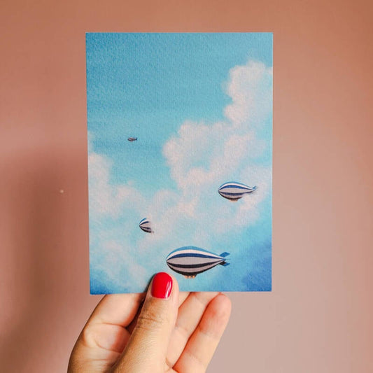 Een illustratie van een zeppelin op een A6 ansichtkaart.