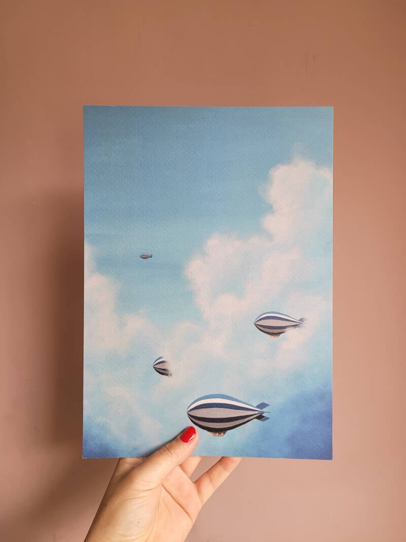 Een illustratie van een zeppelin op een A4 print.