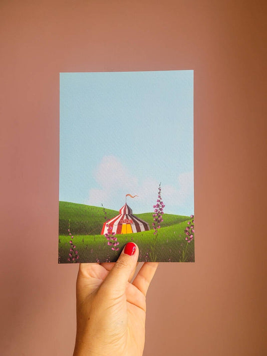 Een illustratie van een circus op een A5 print.