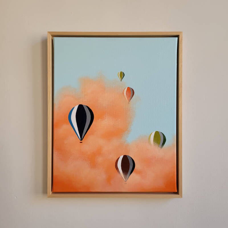 Een schilderij van blauwe en groene tinten met oranje wolken, gemaakt met acrylverf op linnen in een houten baklijst.