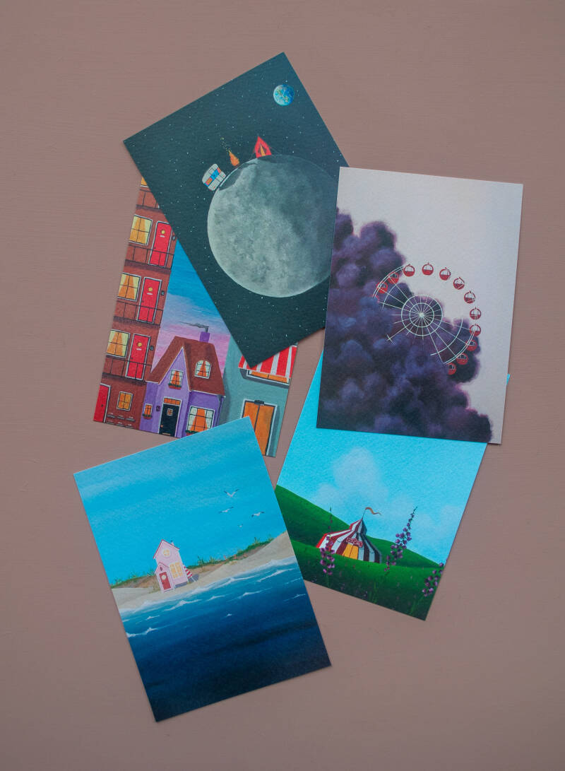 Een set van vijf verschillende ansichtkaarten met kleurrijke illustraties op prachtig dik papier.