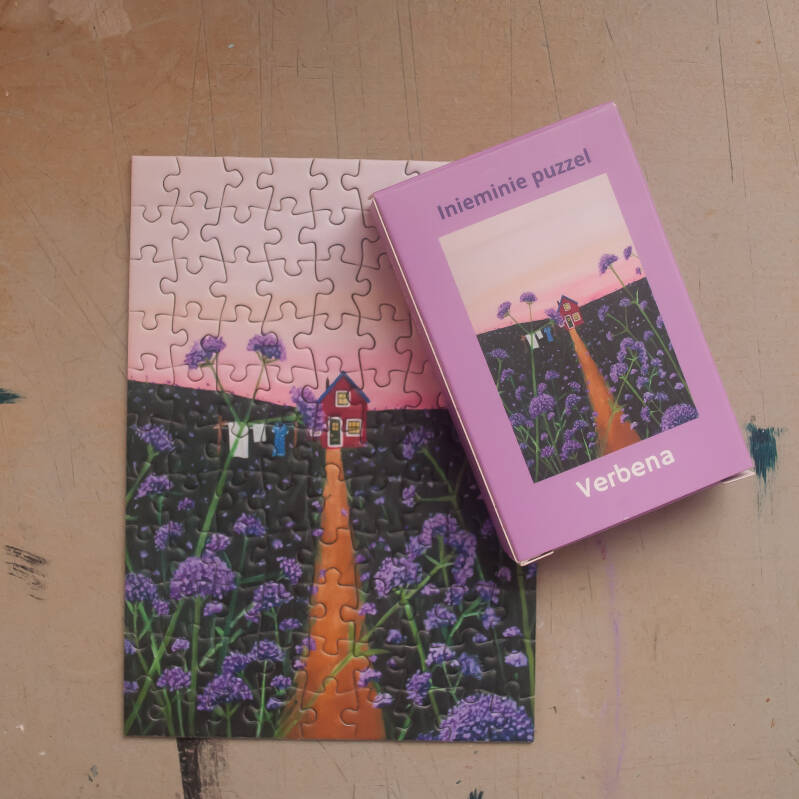 Een illustratie van een verbena plant op een kleine puzzel van 99 stukjes.