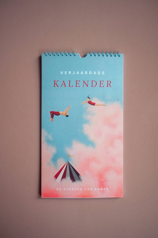 Een illustratie van een verjaardagskalender met vrolijke tekeningen op prachtig dik ongestreken papier.