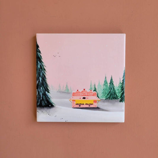 Een illustratie van een oliebollenkraam op een decoratief tegeltje.