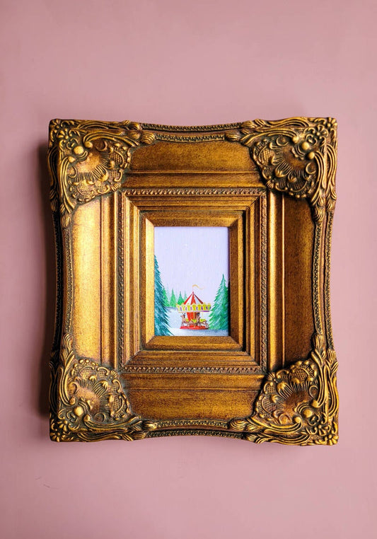 Een illustratie van een versierde carrousel met rendieren in een winters landschap op een origineel kunstwerk.