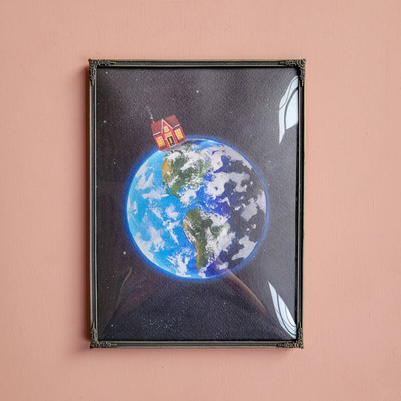 Een illustratie van een wereldbol in een zilveren vintage lijst met bolglas.
