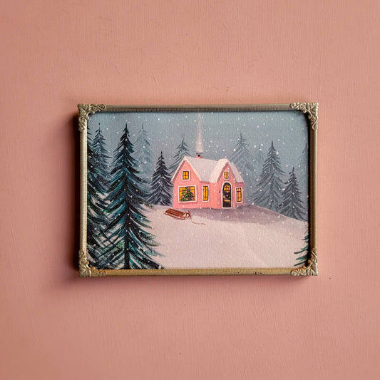 Een illustratie van een roze winterhuisje in een zilveren vintage lijstje met versierde hoekjes op A5 formaat.