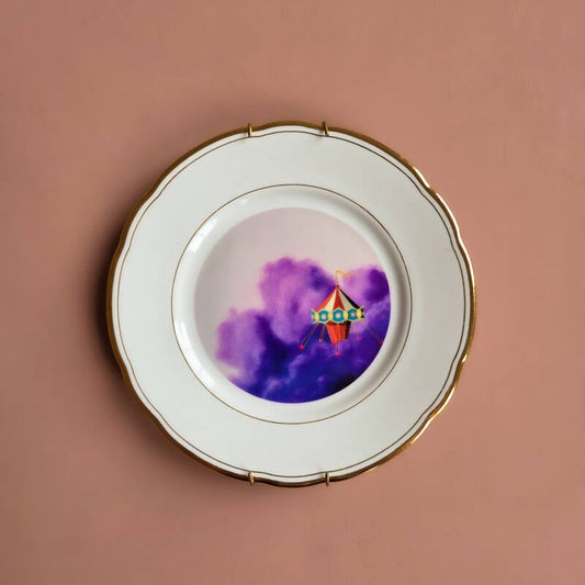 Een decoratief vintage wandbord met een illustratie van een zweefmolen en een gouden deco rand.