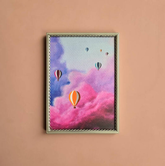Een illustratie van luchtballonnen in een sierlijk zilveren vintage lijstje.
