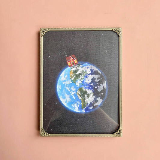 Een illustratie van een wereldbol in een zilveren vintage lijst met versierde hoekjes op A4 formaat.