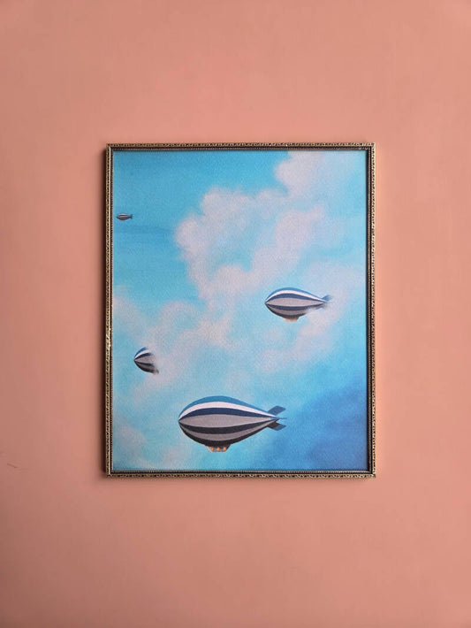 Een illustratie van zeppelins in een zilveren vintage lijst op een A3 print.
