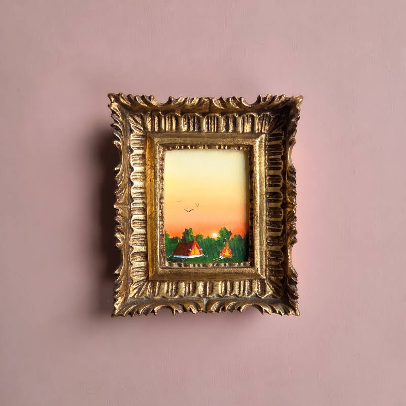 Een schilderij van een kleine kampeerplek met een tentje tijdens het gouden uurtje, gemaakt met acrylgouache op canvas.