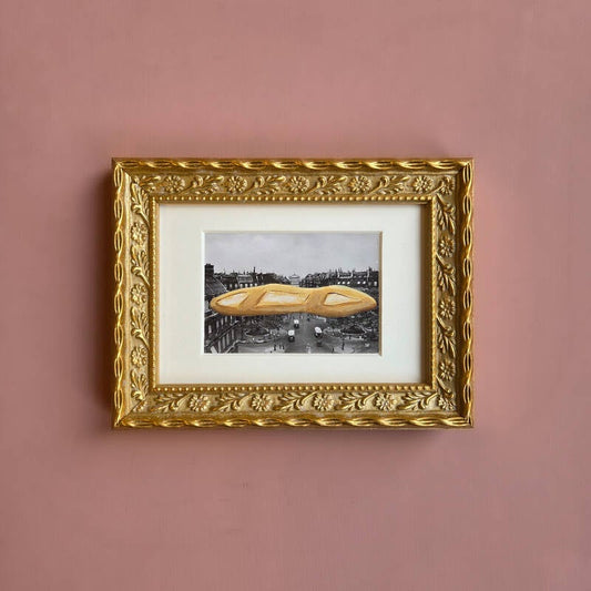 Een schildering van een baguette op een vintage foto van Parijs.