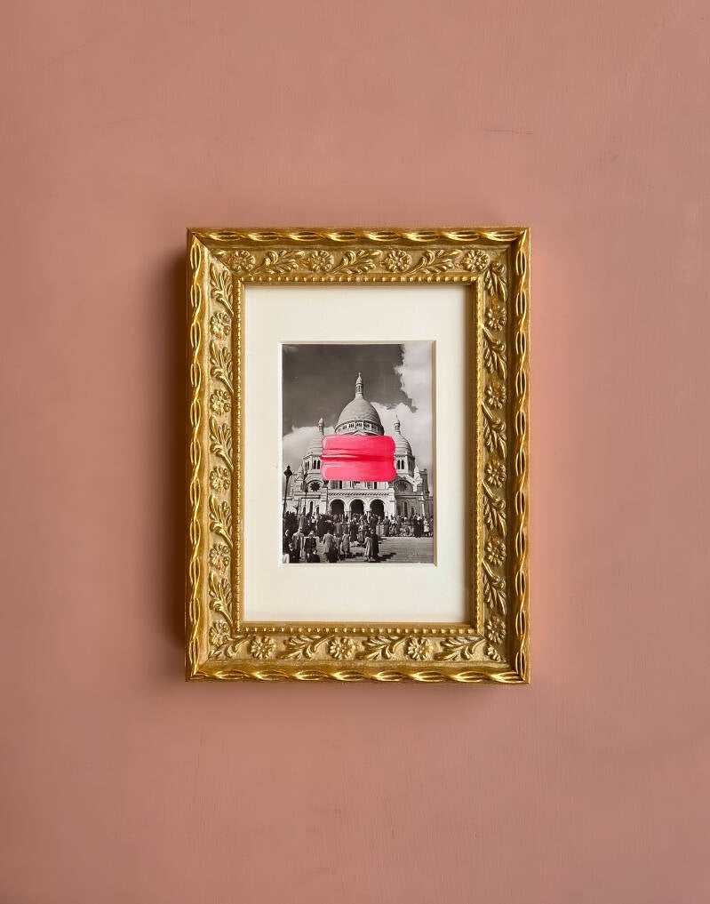 Een illustratie van een macaron geschilderd op een vintage foto van Parijs.