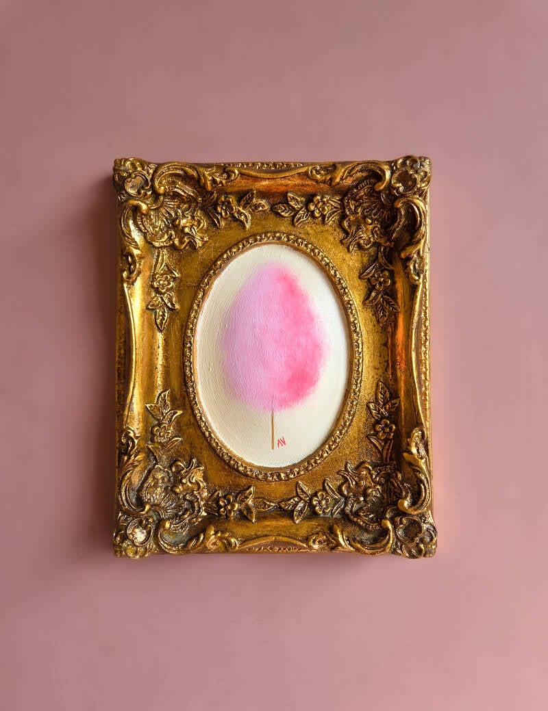 Een illustratie van een suikerspin met acrylverf en bladgoud in een bolle lijst.