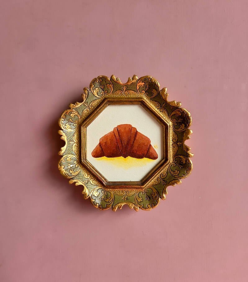 Een acrylgouache schilderij van een croissant op canvas in een unieke vintage lijst.